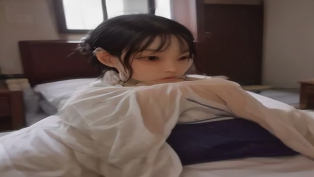 医学解剖视频讲解预告封面，专家在医学图示大屏前讲解人体生殖系统结构，专业教学环境，暖色灯光